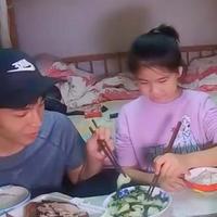 香港一单亲母女火了，蜗居5㎡小屋，连窗户都没有，一住就是十年