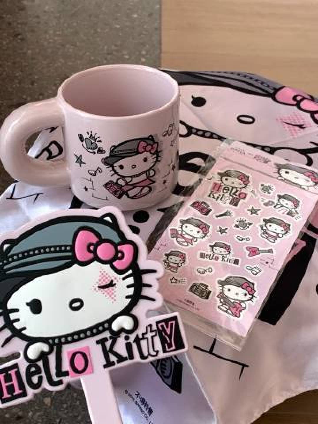 Hello Kitty联名甜酷彩妆开箱：镭射粉撞色朋克元素，腮红眼影一盘搞定