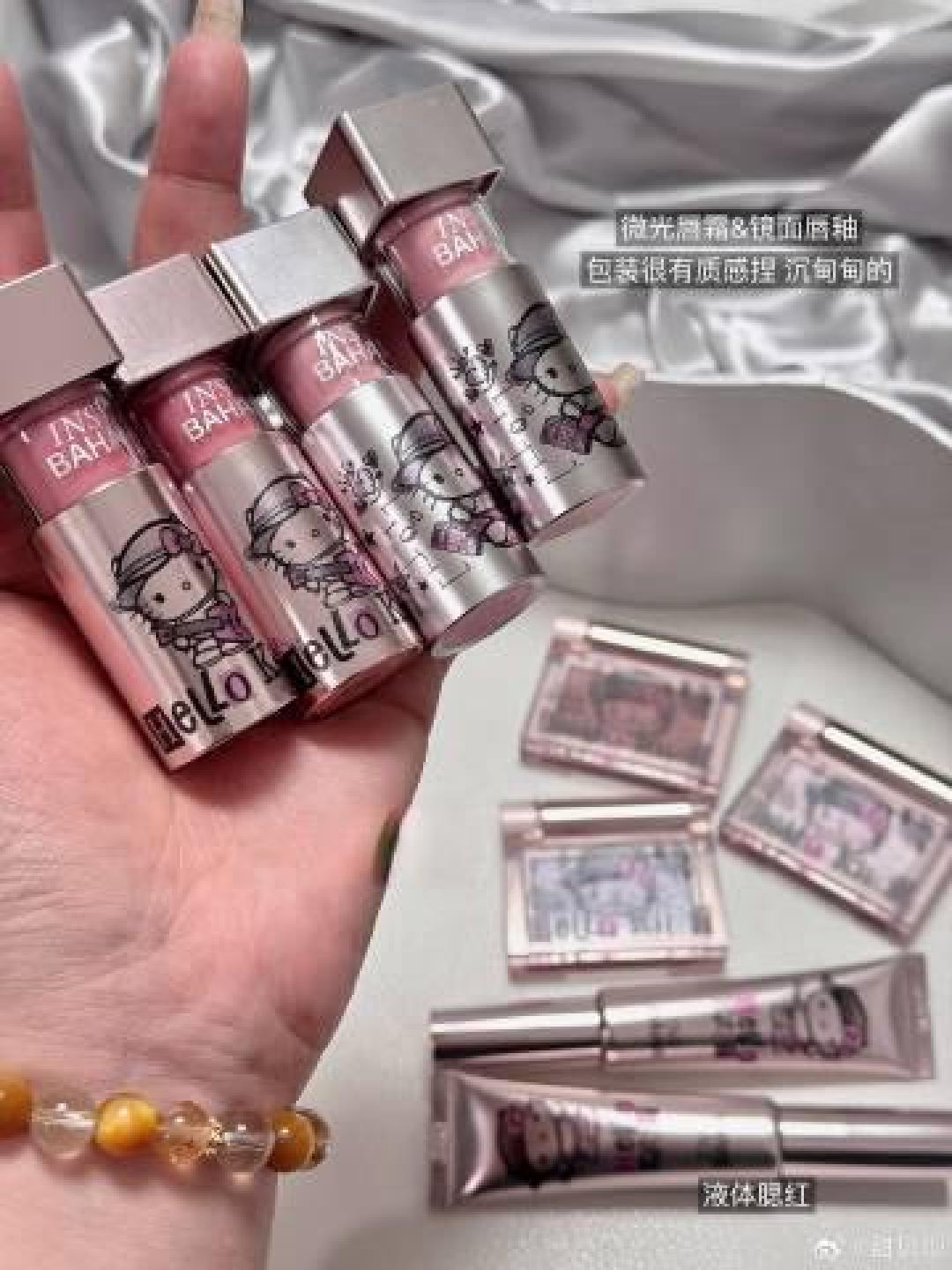 Hello Kitty联名甜酷彩妆开箱:镭射粉撞色朋克元素,腮红眼影一盘搞定