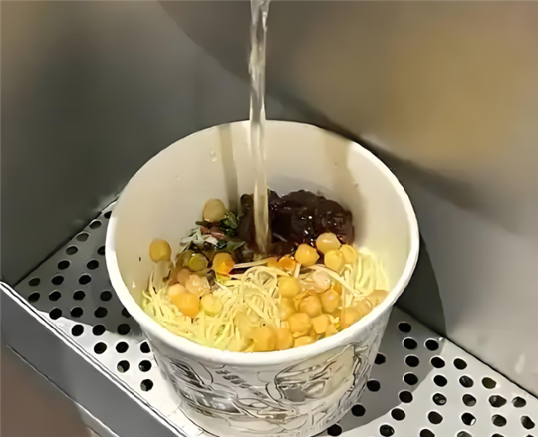 高铁站开始“去泡面化”:广州东站已全面下架泡面