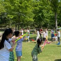 亲子互动与朋友组队玩水