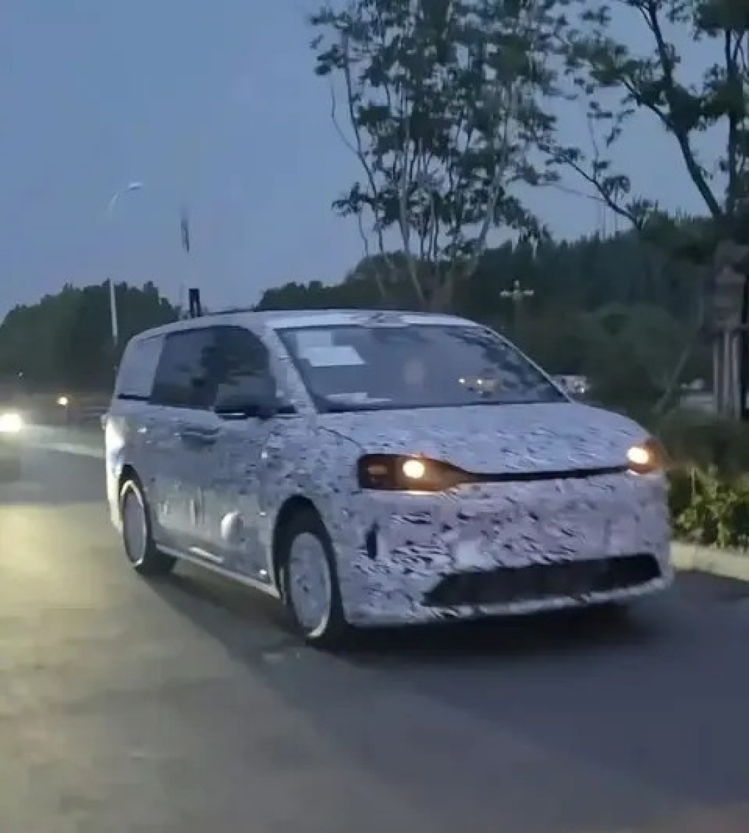 华为鸿蒙智行智界MPV谍照曝光,纯电增程双动力引领未来出行