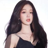 虞书欣身着黑色吊带长裙，尽显身材曲线，演绎都市女性优雅魅力！