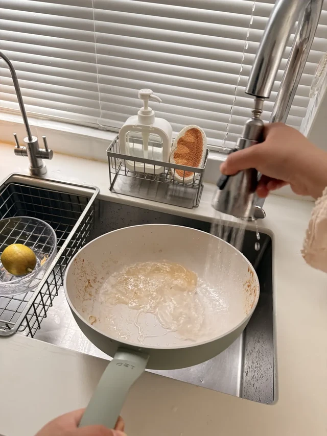 无铆钉设计的陶瓷不粘炒锅，清洁超easy！