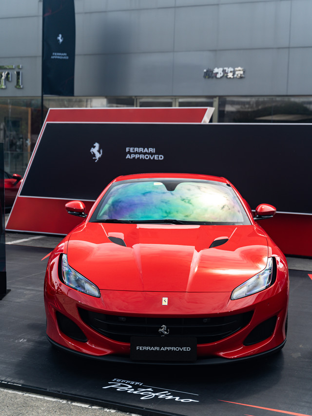 Ferrari Portofino作为法拉利入门级硬顶敞篷GT跑车，命名灵感源于意大利波托菲诺小镇。该车搭载一台3.9T V8双涡轮增压发动机，最大功率600/620（M版）马力，0-100km/h加