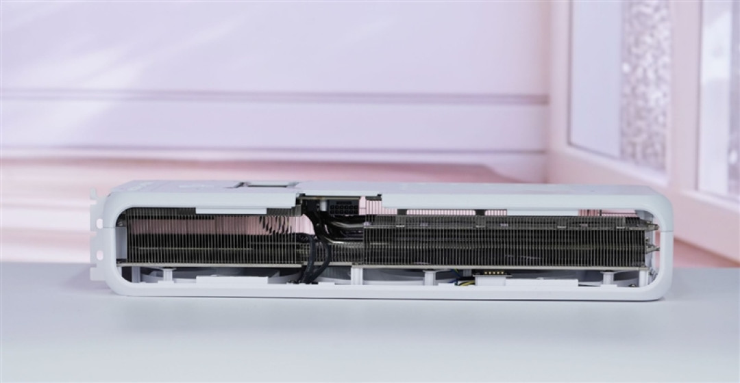 电竞叛客RTX 5070 Ti MAX显卡评测:300W性能释放畅玩4K 隐藏电源线设计海景房绝配