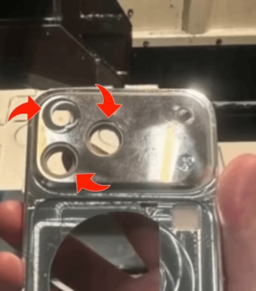iPhone 17 Pro或回归全铝机身设计,苹果放弃钛金属引发行业关注