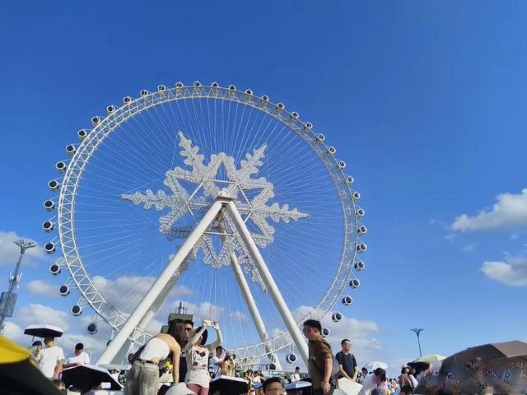 哈尔滨草莓音乐节燃爆冰雪大世界:冰雕王国变身万人摇滚现场