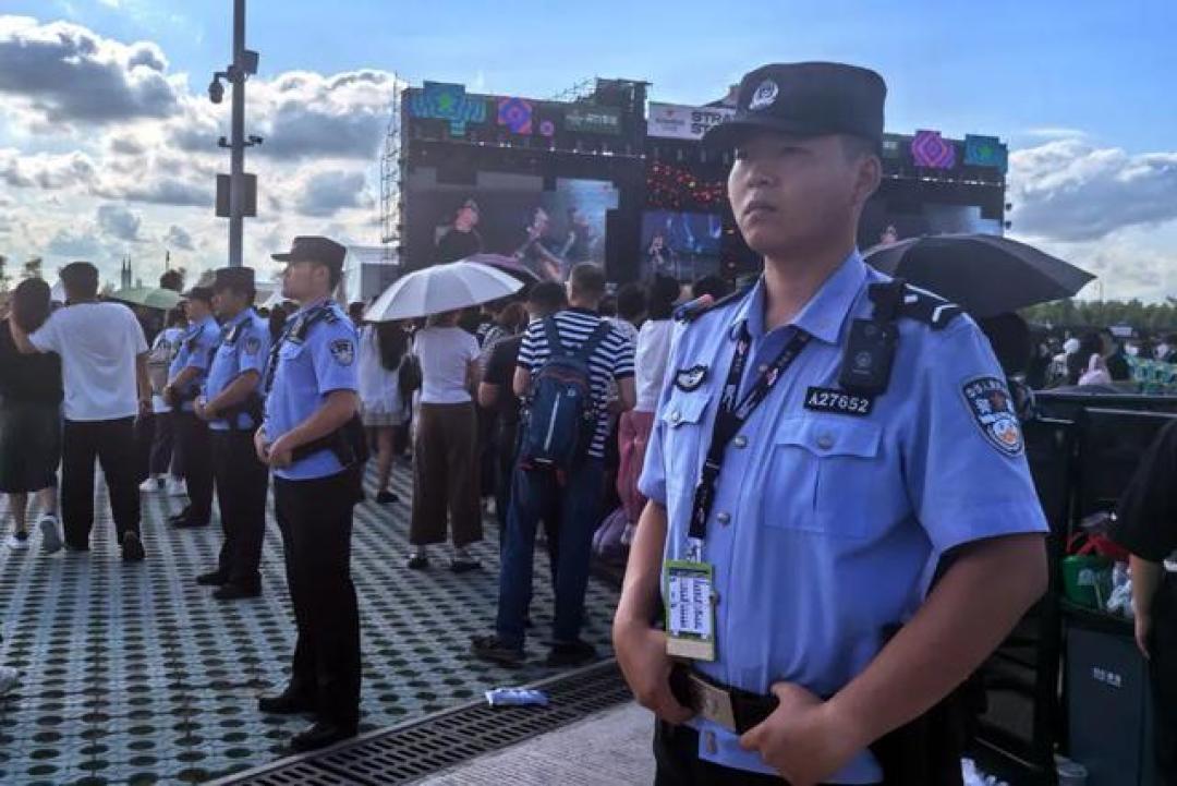 哈尔滨草莓音乐节燃爆冰雪大世界:冰雕王国变身万人摇滚现场