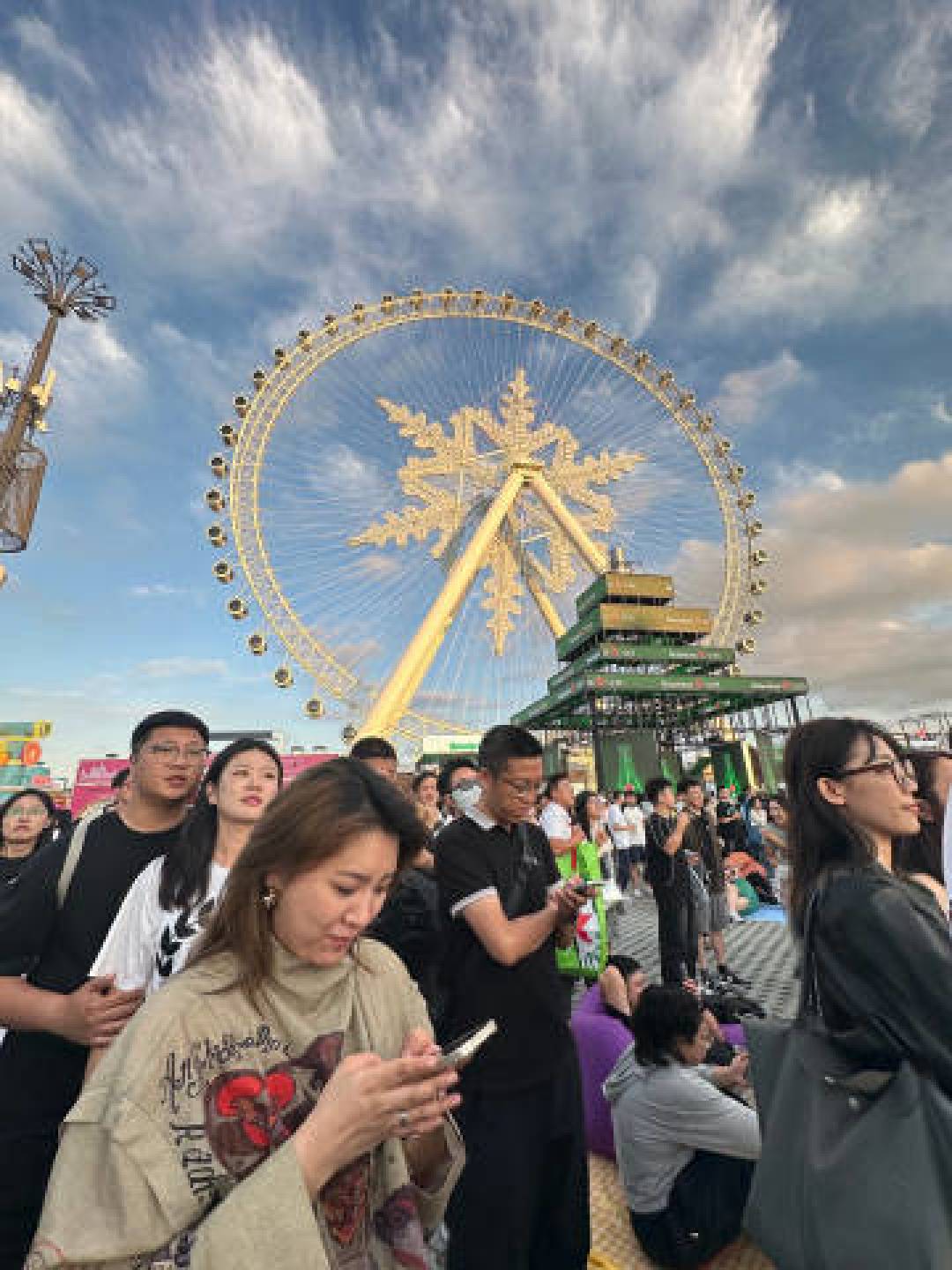 哈尔滨草莓音乐节燃爆冰雪大世界:冰雕王国变身万人摇滚现场