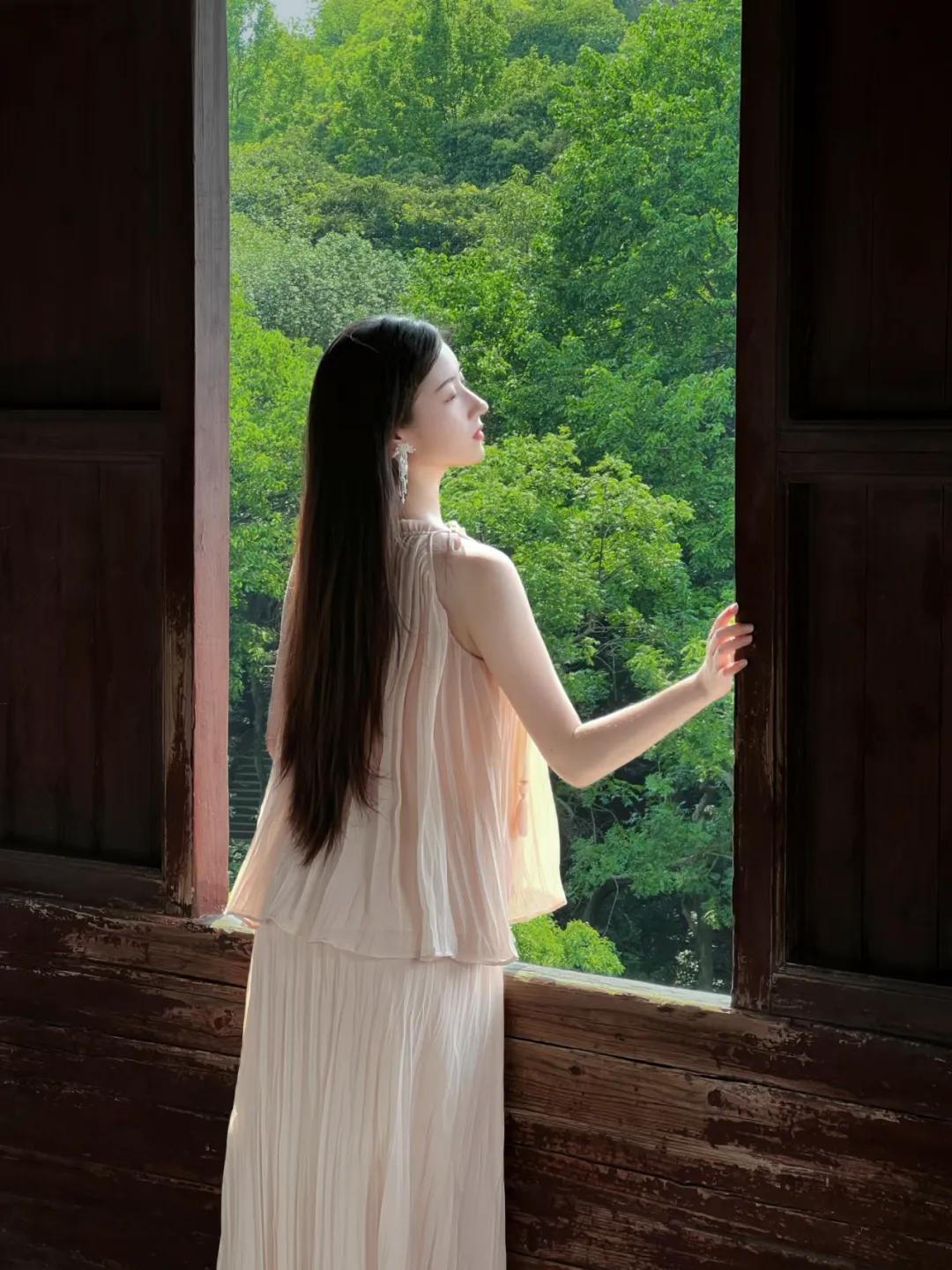 杭州六和塔凭千年塔窗封神!8种古风pose日均引千人造访拍光影大片
