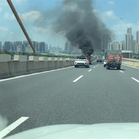法拉利自燃起火趴窝 后方一辆无人驾驶出租车冲到跟前才变道