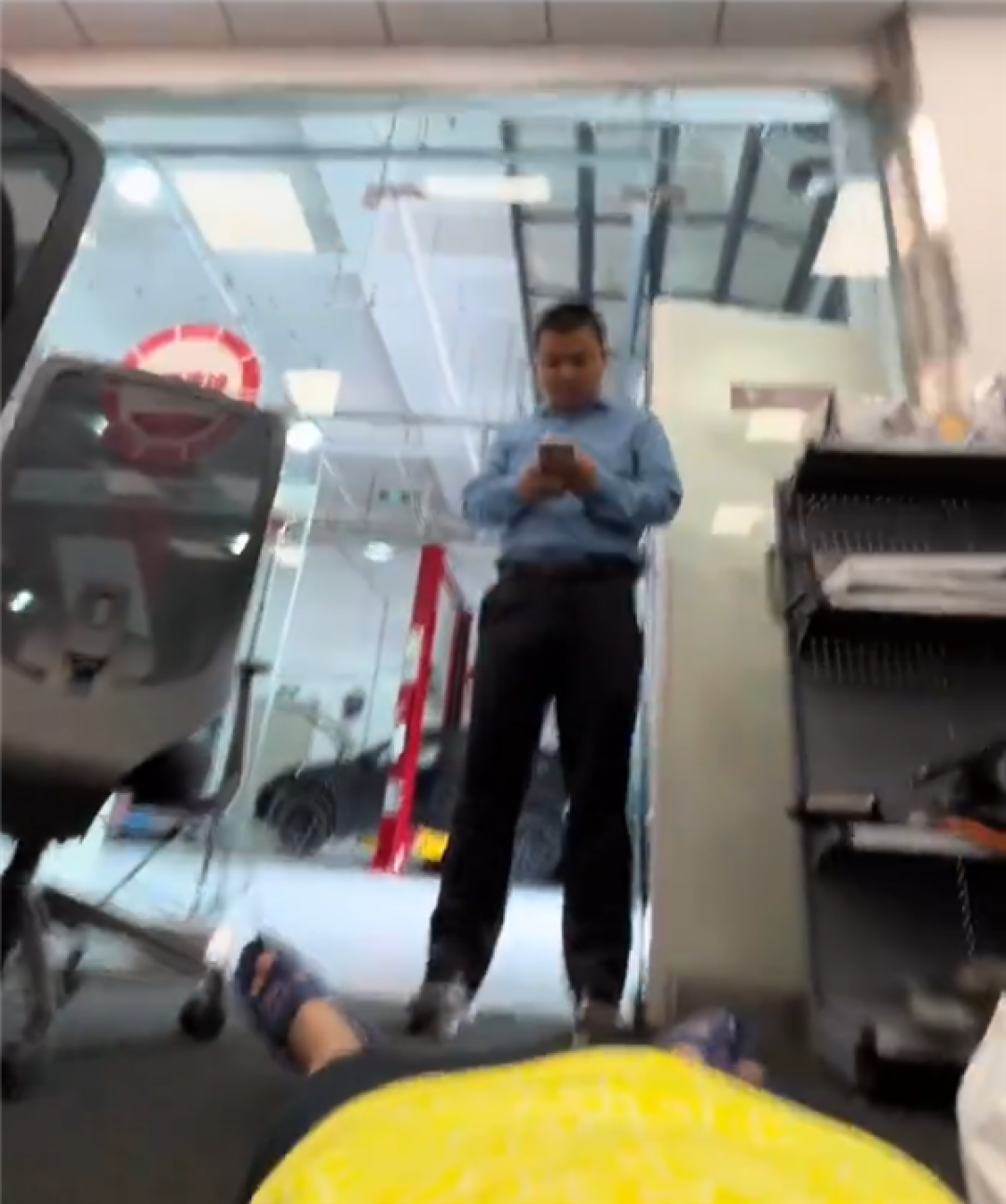 过减速带就弹行人保护装置 弹了4次保险都不给修了!特斯拉车主躺到店内维权