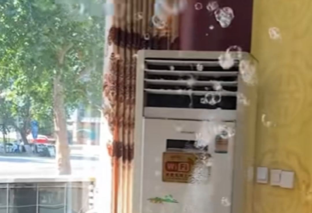 空调变泡泡机 店家:想用洗洁精洗一下 结果喷了2个多小时