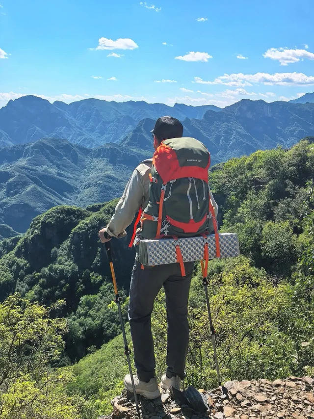 人在山里重装徒步，有什么事过两天再说