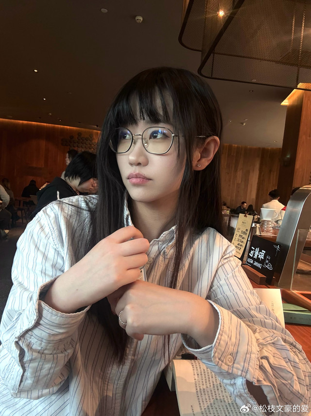 昨天是很幸运的一天，在香味的世界里意乱神迷。没想到观夏的美学做得这么出彩，很有中国自然的风味。白桦公路，有种学生时代走在夏天公路时，大雨将要来临的潮湿和忧郁，它甚至调出了那种嘈杂的感觉。蔷薇我觉得很熟