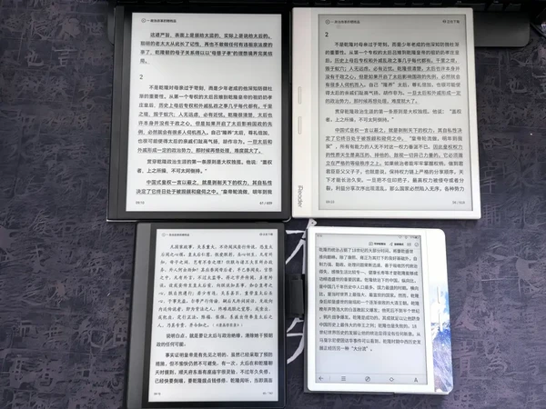 #墨水屏 #掌阅 #电子书阅读器推荐 拍一张墨水屏全家福。看起来像 iReader掌阅脑残粉。
两个大的分别是smart5和smart3，对比起来，smart3真的有点灰。
两个小的分别是smart
