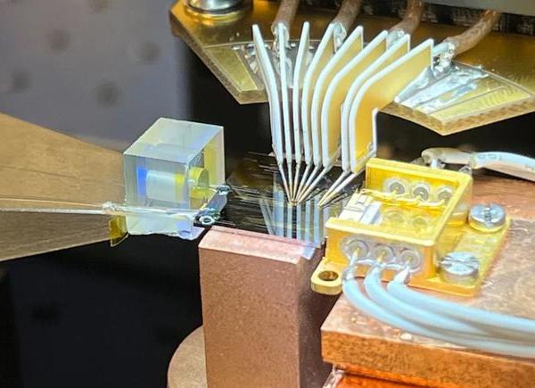 耶鲁团队研发低噪声集成激光器，创造超低相位噪声性能新纪录