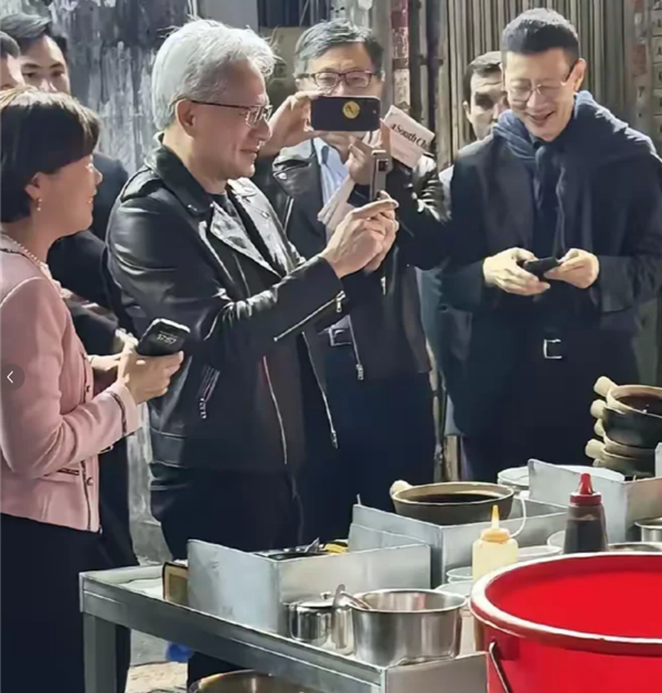 4万亿美元CEO用啥手机 黄仁勋晒机：纯正的安卓系统 非常简洁干净