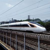 现实版《人在�逋尽� 男生带五粮液上高铁被拦当场喝完 12306回应