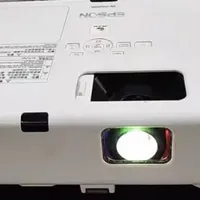 当年2.6万的商用投影仪，如今卖500块，流明度高达4000