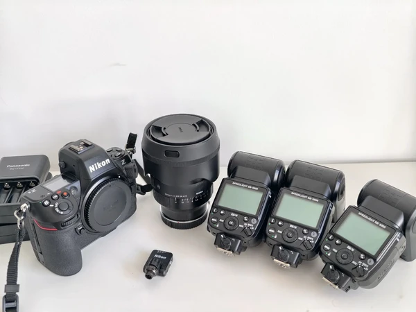 尼康佬漫展摄影装备。相机:尼康z8
镜头：适马50 1.2，50焦段太万能了，什么场景都能拍
引闪器：尼康wr11a
闪光灯：尼康sb5000*3，原厂最强闪光灯名不虚传，ttl超级准，只需要调曝光补