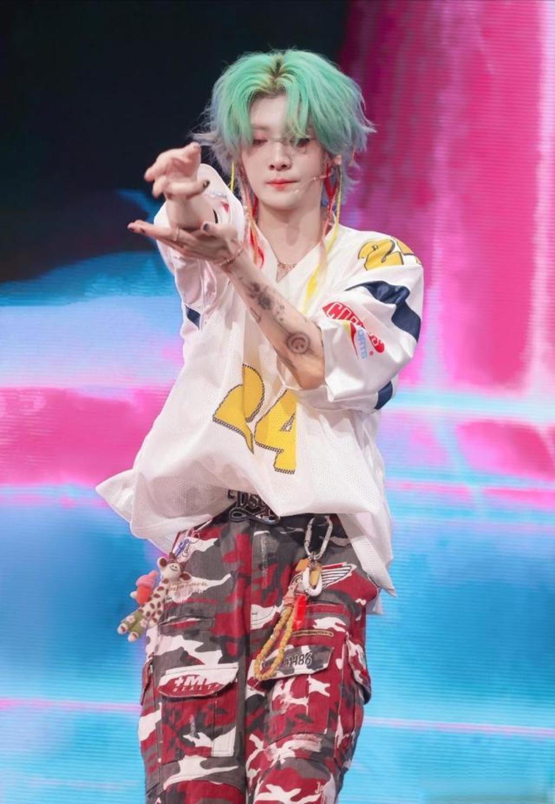 鹿晗演唱会银鹿挂件爆火！情侣款暗藏甜蜜暗语，设计细节成粉丝新宠
