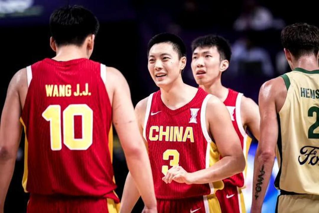 胡明轩7记三分狂飙26分铸经典,中国男篮加时1分憾负卫冕冠军虽败犹荣