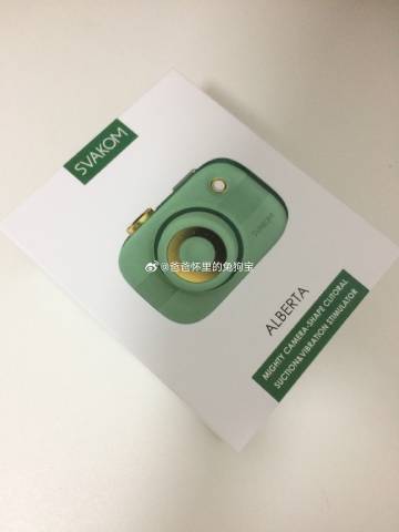 🛒司沃康·相姬🧱➕🫙➕guan@SVAKOM司沃康 揪1️⃣个宝宝得🪣款特别独特的一个造型 不细看的话还以为是个小相机呢~并且十分精巧 往包包上一挂就是一个小挂件！是那种非常小清新的牛油果🥑绿 非常时