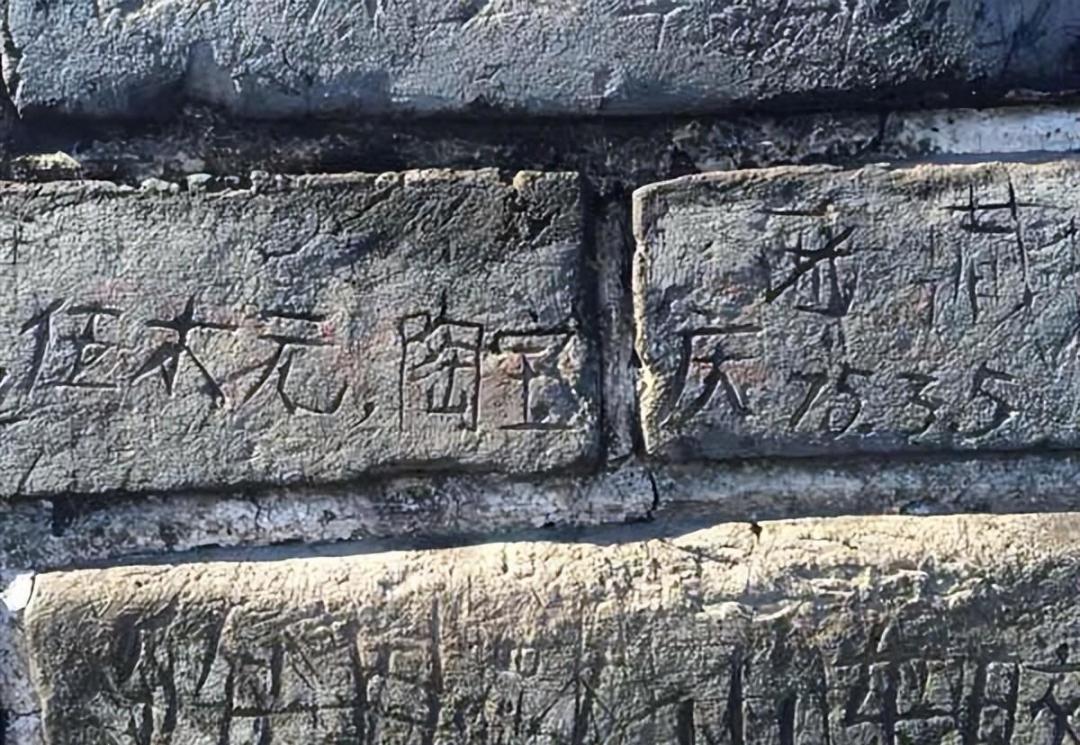 乱刻乱划违法，北京八达岭长城景区检票口滚动展示负面典型