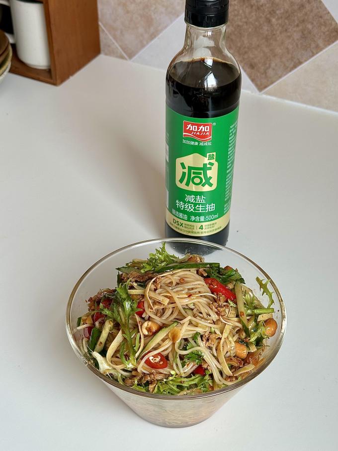 加加酱油食醋怎么样 减盐生抽健康美味凉拌面