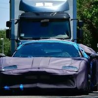 法拉利2025年三款新车齐发：赛道性能与电动化合规并进