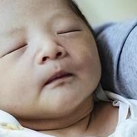 0-1个月的宝宝如何哺喂？看看吃饱奶后宝宝的样子:没喂错