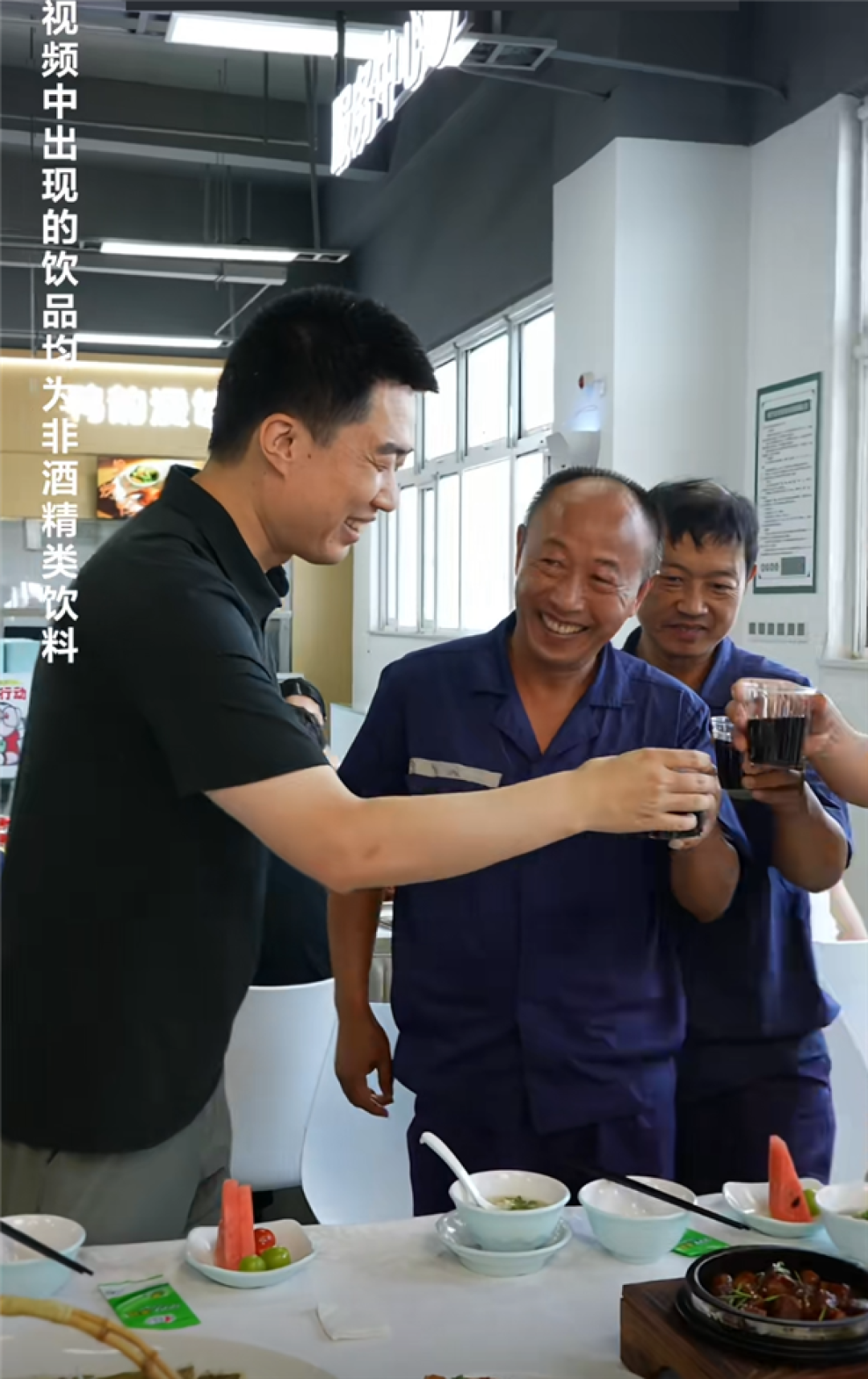 杯酒泯恩仇!李想和乘龙卡车司机饭桌上碰杯:现实中咱就不碰了