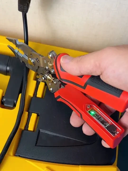 一把#剥线钳 升级了16种功能 德力西新升级#测电剥线钳 加厚合金钢材质钳头 结实耐用 功能实用#电工#多功能剥线钳推荐#高性能实用工具