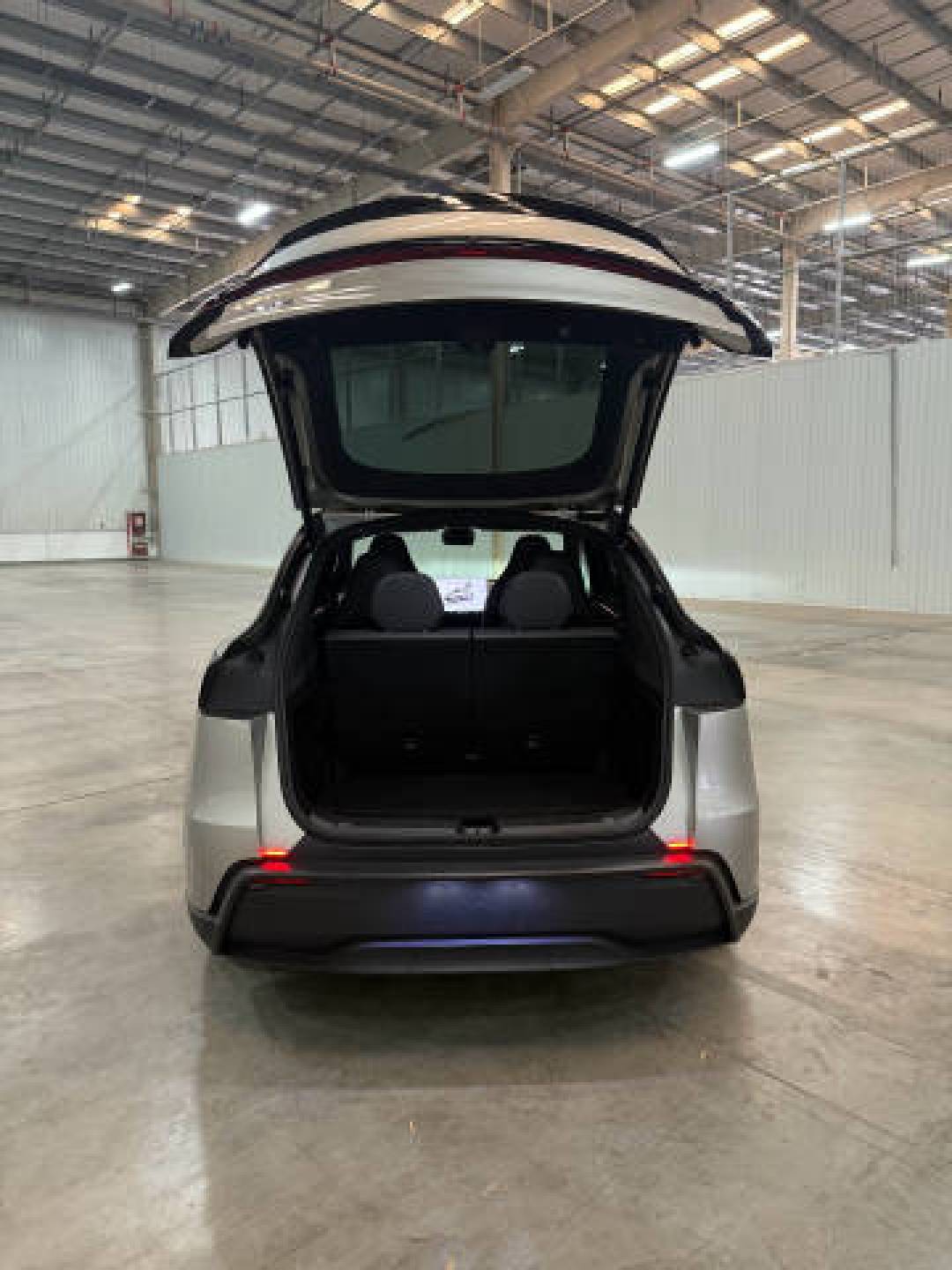 特斯拉Model Y L实拍到店:三排六座布局+751km续航,家庭纯电SUV新思路