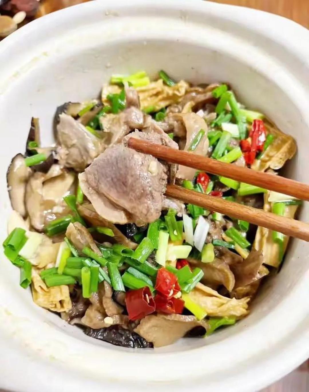 暖胃更暖心的秋日烟火图鉴:药膳汤品、蜜烤南瓜与慢炖暖意抚平秋凉