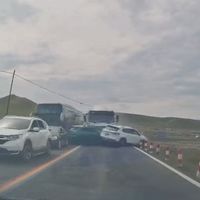 小米YU7遭水泥罐车猛烈撞击，车身结构完整人员无恙