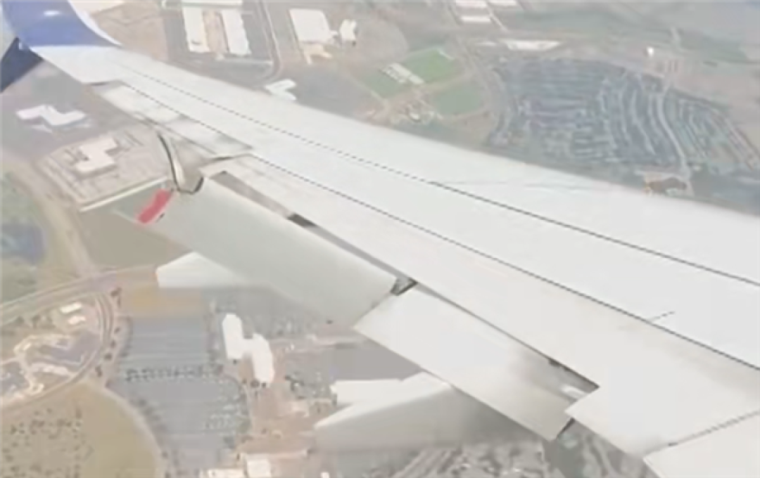 一波音737客机飞行途中襟翼断裂 乘客:飞机一直严重抖动