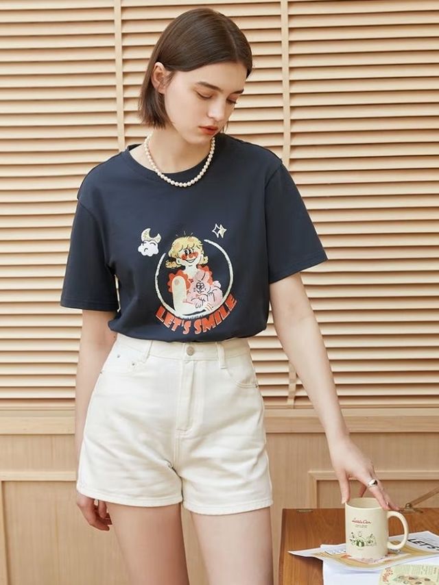 范思蓝恩X卓别名联名T恤：月亮女孩图案引领夏日清凉时尚