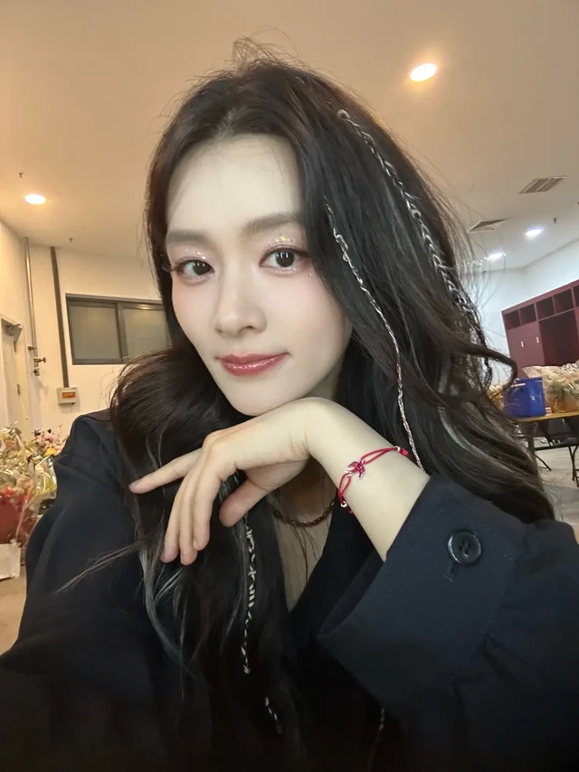 天呐‼️陈昊宇新图‼️手绳好特别
