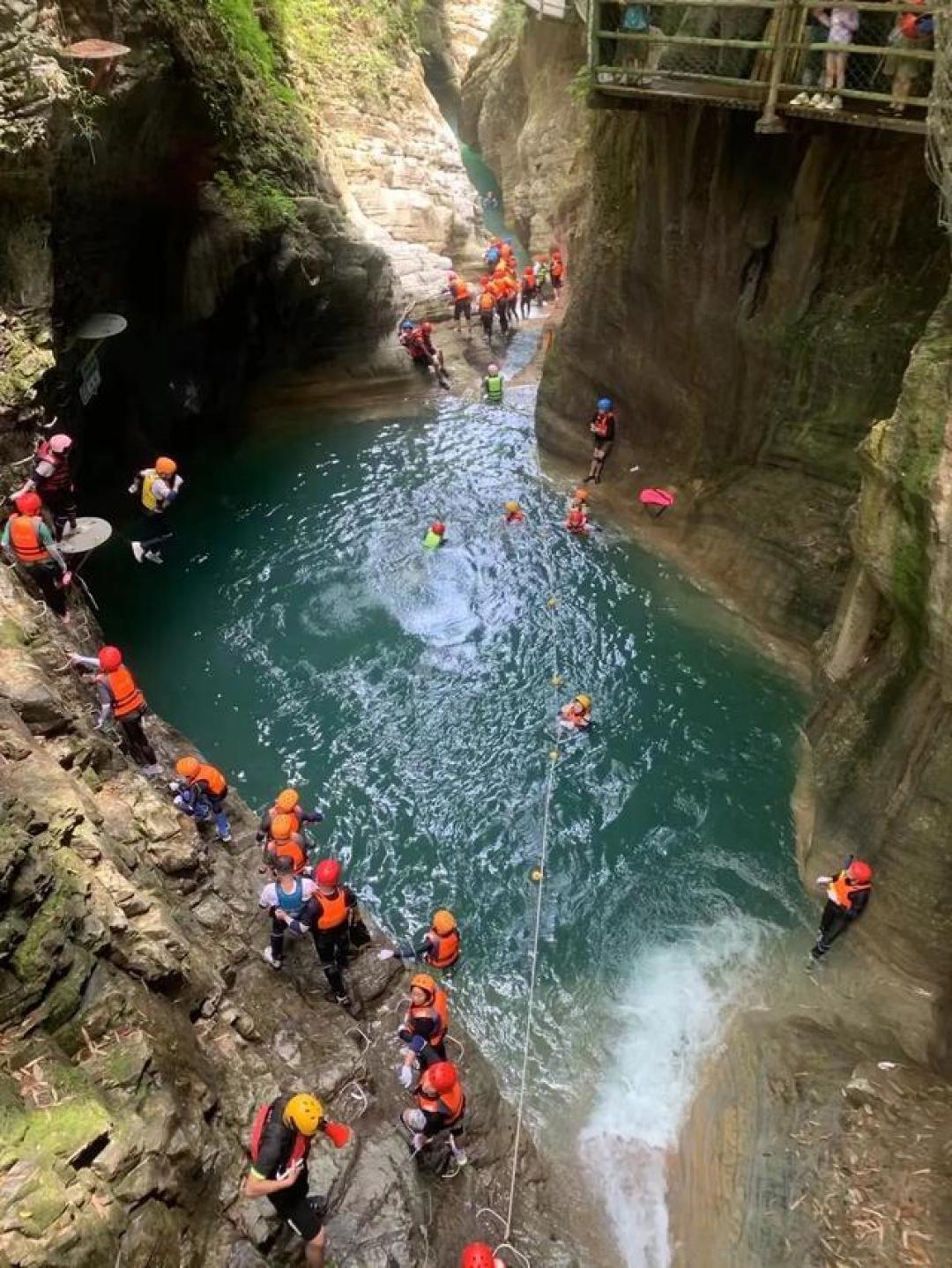 夏日冰火交响曲：重庆金刀峡溪降悬崖跳水激活肾上腺素，6小时地心历险刷新冒险阈值