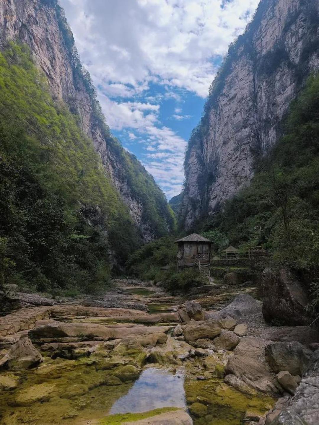 夏日冰火交响曲：重庆金刀峡溪降悬崖跳水激活肾上腺素，6小时地心历险刷新冒险阈值
