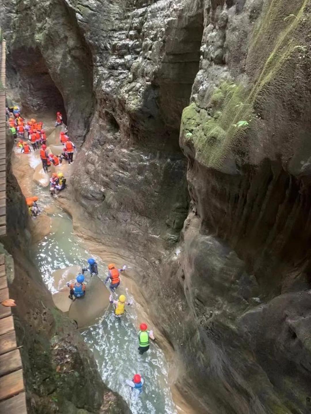 夏日冰火交响曲：重庆金刀峡溪降悬崖跳水激活肾上腺素，6小时地心历险刷新冒险阈值