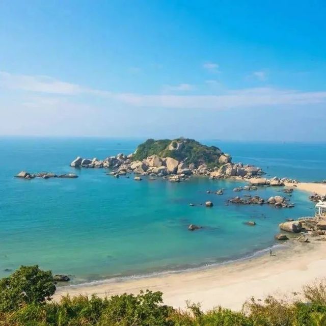 【初秋专场|尽享绝美海滩】仅398元享巽寮湾华美达酒店雅致峰景房，享2大2小主题餐厅自助早餐+无限次户外水上乐园及泳池等