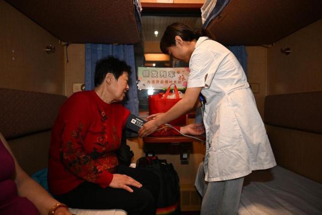 银发族出行再升级:全国首批普惠型适老化旅游专列破解老年出行难题
