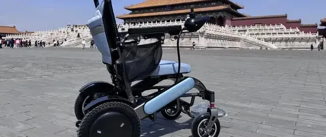 城市老人电动轮椅怎么选？从业5年人员告诉你，防翻功能是关键！