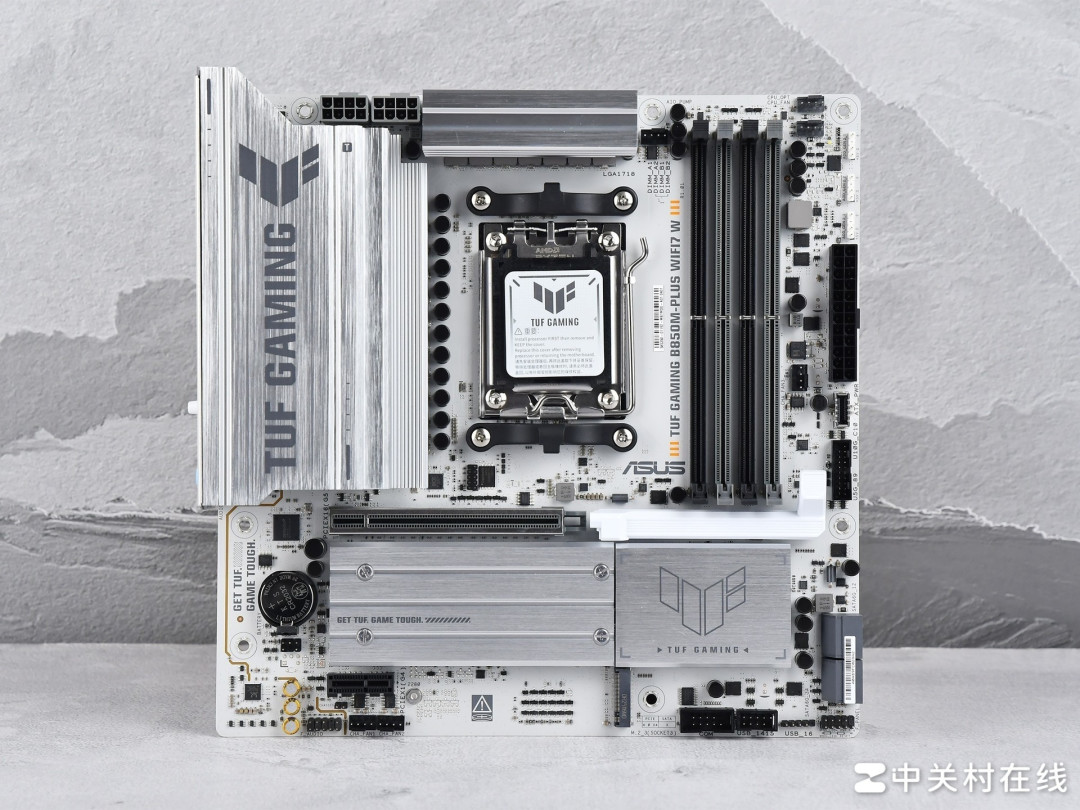 布局优化升级WIFI7 华硕B850重炮手白色版主板评测