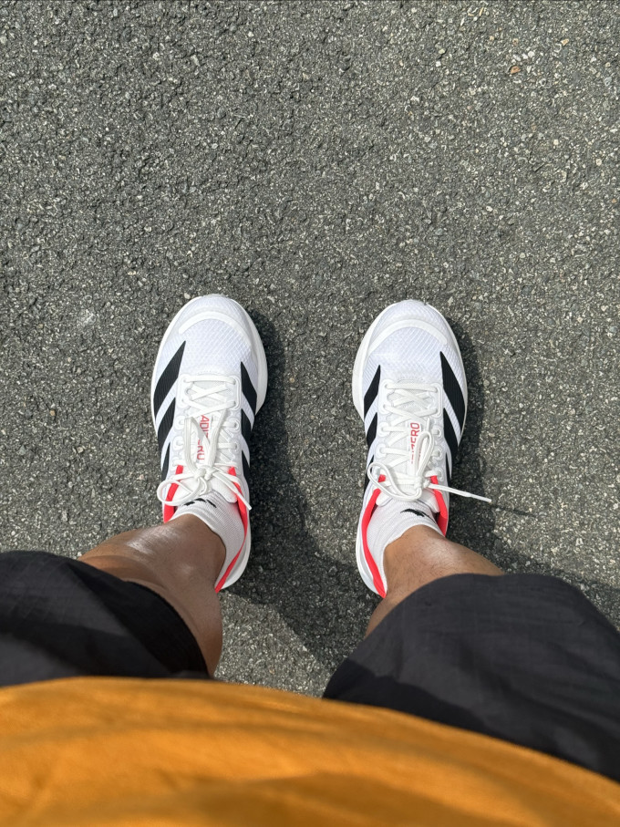 阿迪达斯跑鞋
