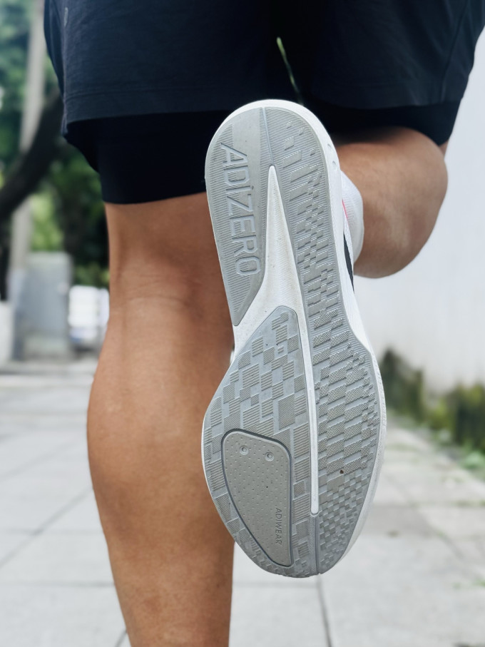 阿迪达斯跑鞋